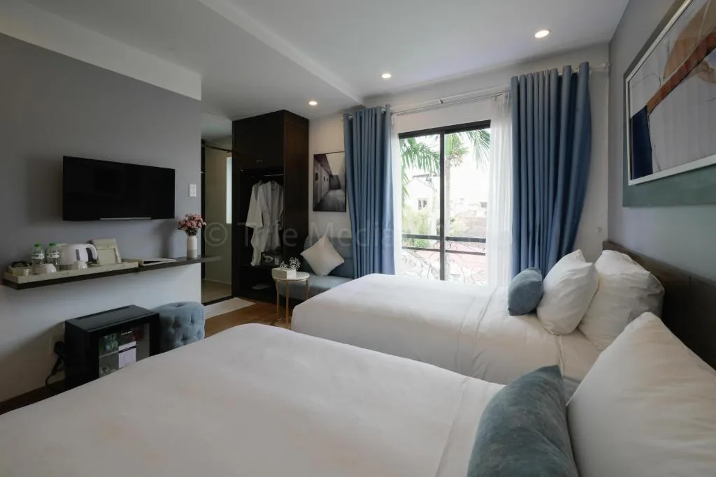 Superior Twin Room with City View — Lion King Hotel